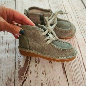 EUC Livie & Luca Grey Suede Boots Unisex Boy Girl Shoes - Size 6